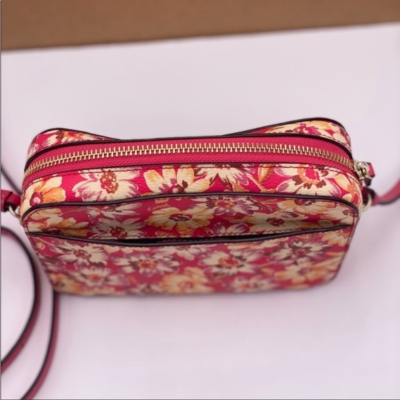 Coach Mini Camera Bag Crossbody Bag
Vintage Daisy Pink - Picture 6 of 12
